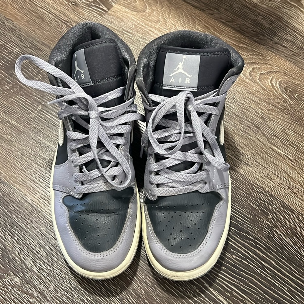 Womens 8.5 black and gray Nike Air Jordan - USED BUT IN GOOD CONDITION